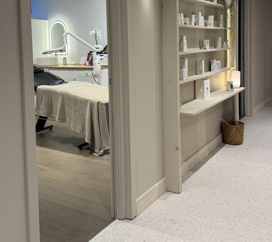 Étagère de produits et salle de soin – Clinique F by Flavia, Montréal